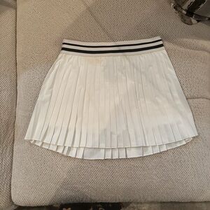 Chic White Pleated Mini Skirt